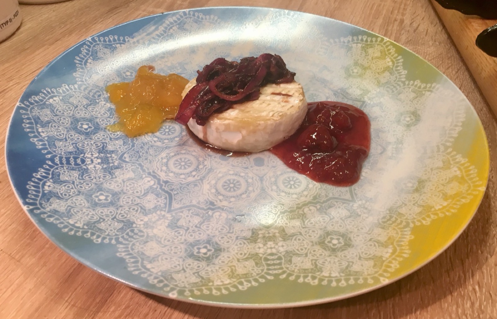 Grillowany camembert z karmelizowaną cebulką i konfiturami