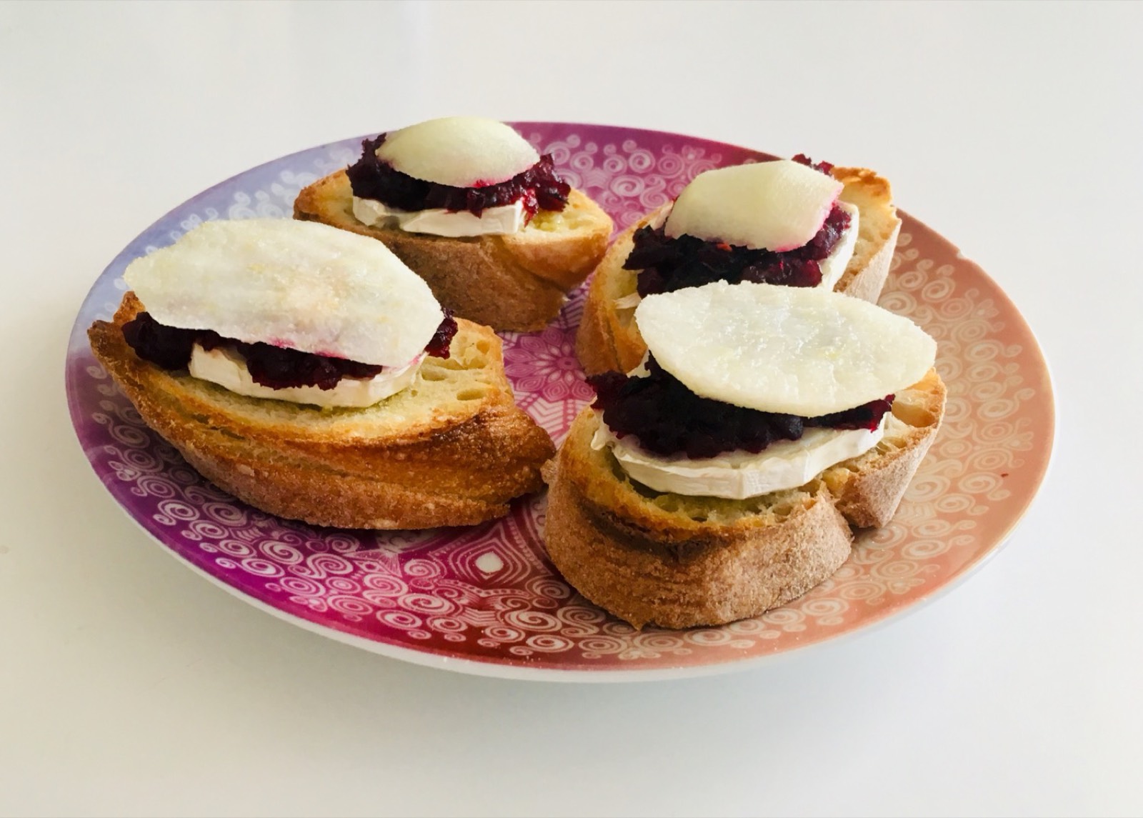 Kanapeczki Tapas z kozim serem, burakiem i gruszką