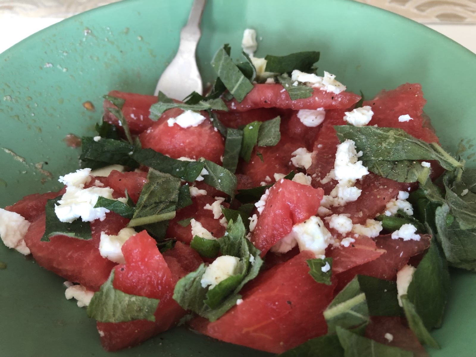 Sałatka arbuz - feta - mięta