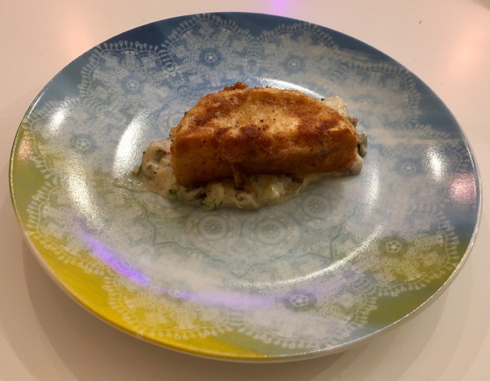 Smażony ser camembert z sosem tatarskim z żurawiną