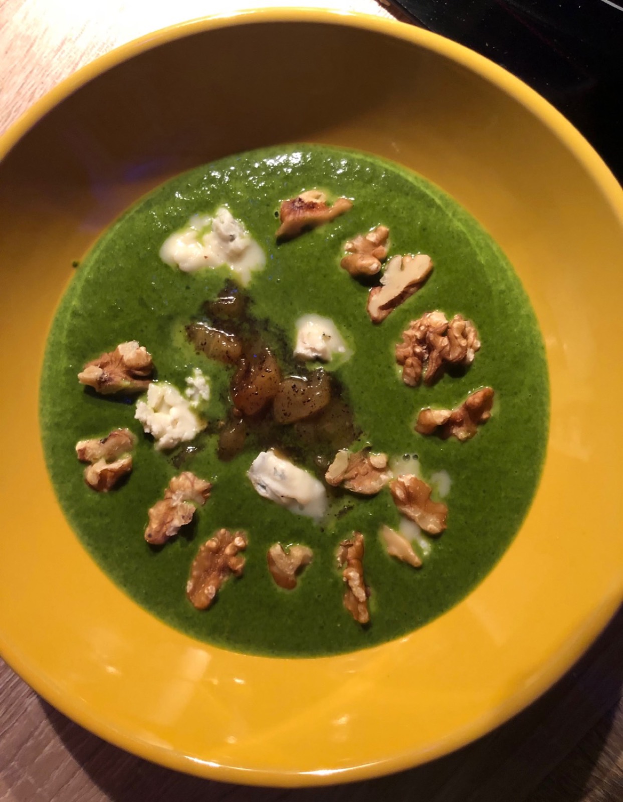 Zupa krem ze szpinaku z czosnkiem, serem gorgonzola i słodko-kwaśną gruszką